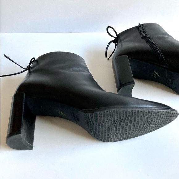 Stuart Weitzman Lofty Bootie, pointy toe, tie back. Black leather size 9. - Picture 8 of 12